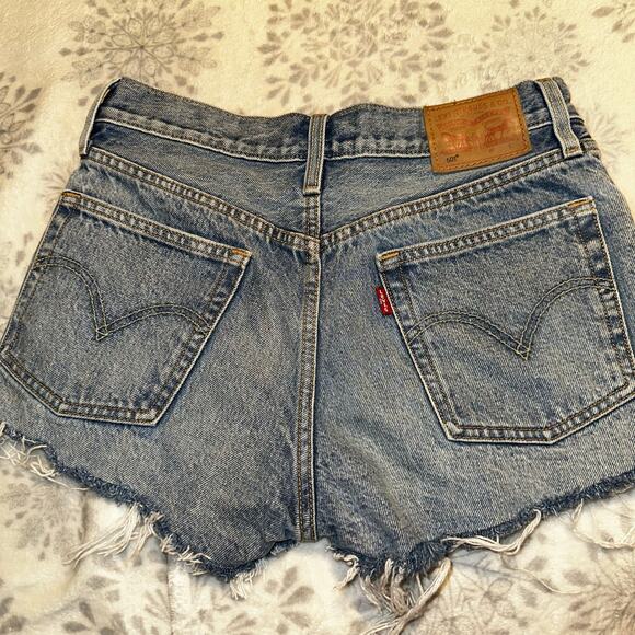 Levi 501 med wash high waisted shorts sz 27 - Picture 3 of 5